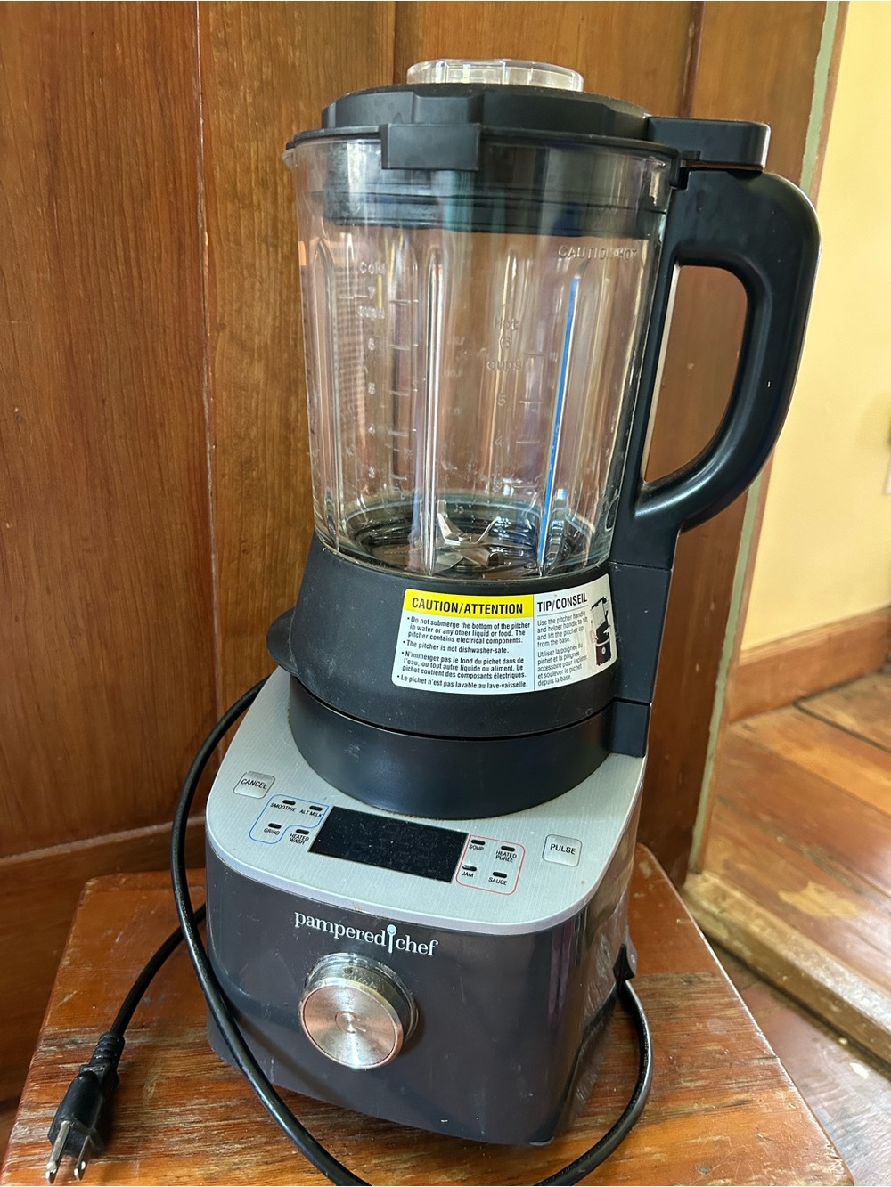 Pampered Chef Black and Clear Countertop Blender with Silver Dial